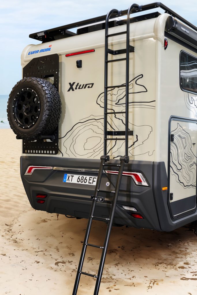 Hinteransicht des Xtura mit Ersatzrad und Leiter auf das Dach.