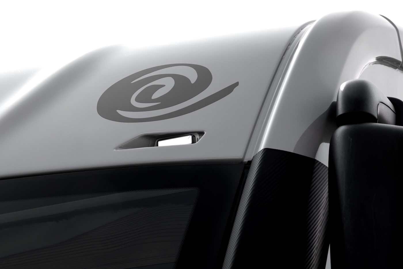 Eura Mobil Logo auf weißem Autoteil aufgedruckt.