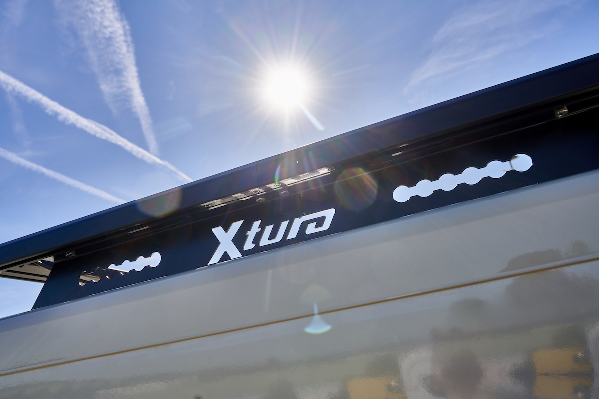Schrägansicht auf Dach mit Logo "Xtura".